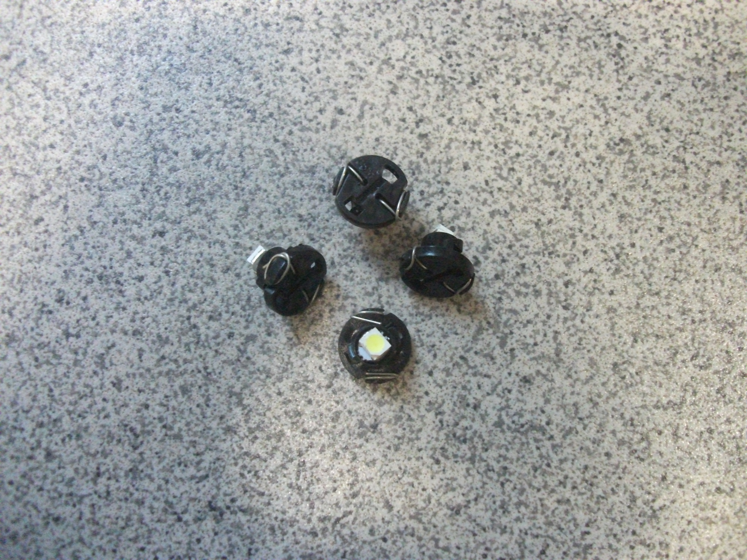 Патрон 1-но контактный лампы панели приборов  - 12V (1,2W)  + 1 SMD   Т-3  MFN   БЕЛЫЙ