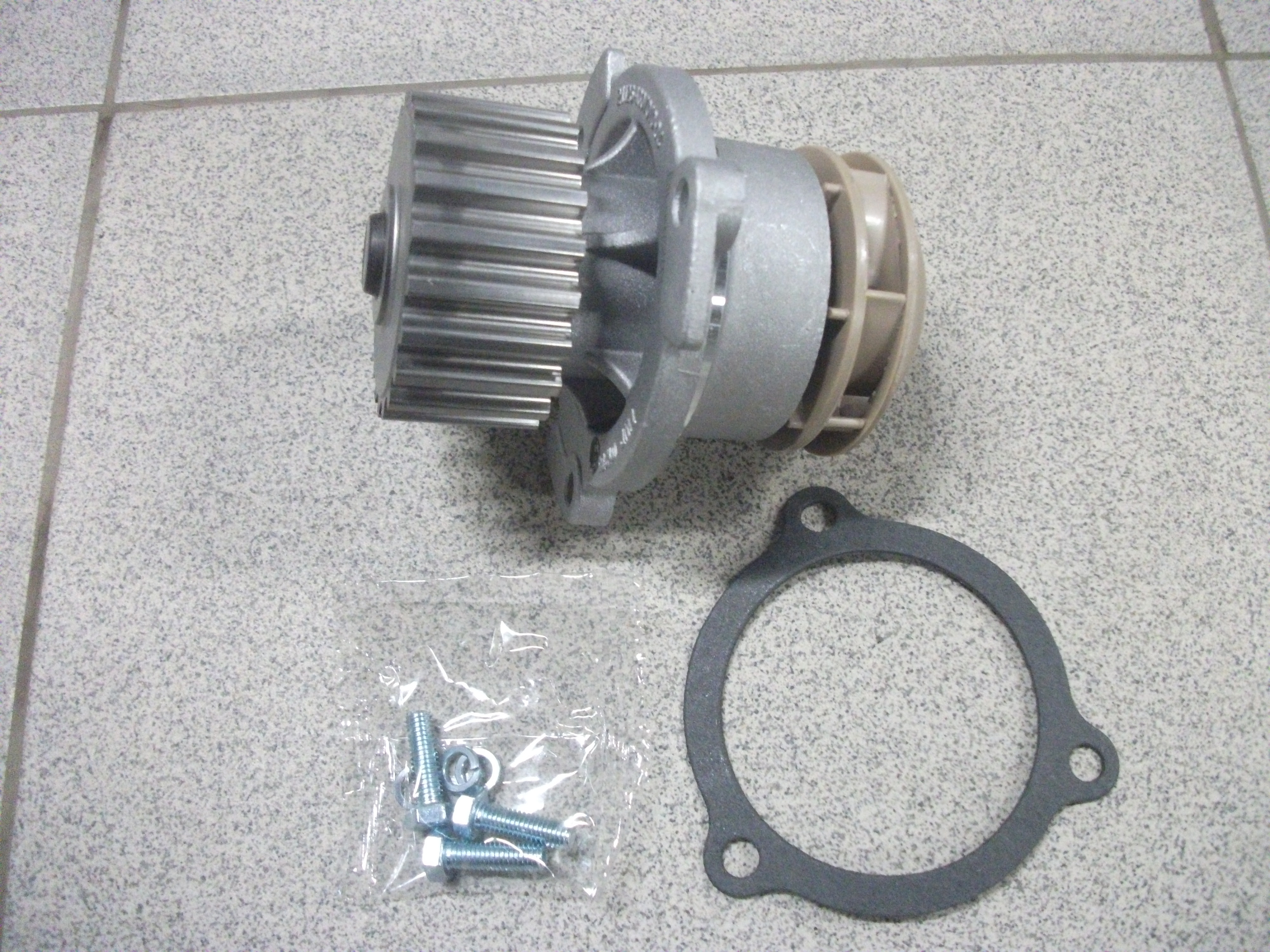 Насос водяной  2170  (помпа)  TURBO LUZAR   дв.16кл 1,6;  1118 дв.16кл 1.4   LWP 01274    21126