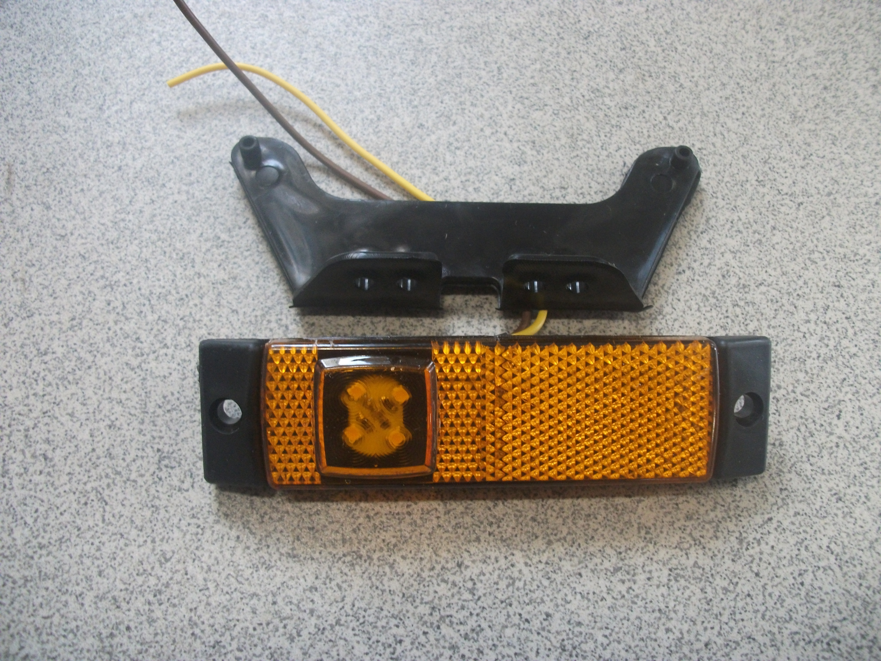 Фонарь   Габаритный  со светоотражателем  узкий   ЖЕЛТЫЙ  24v  LED   YP-139