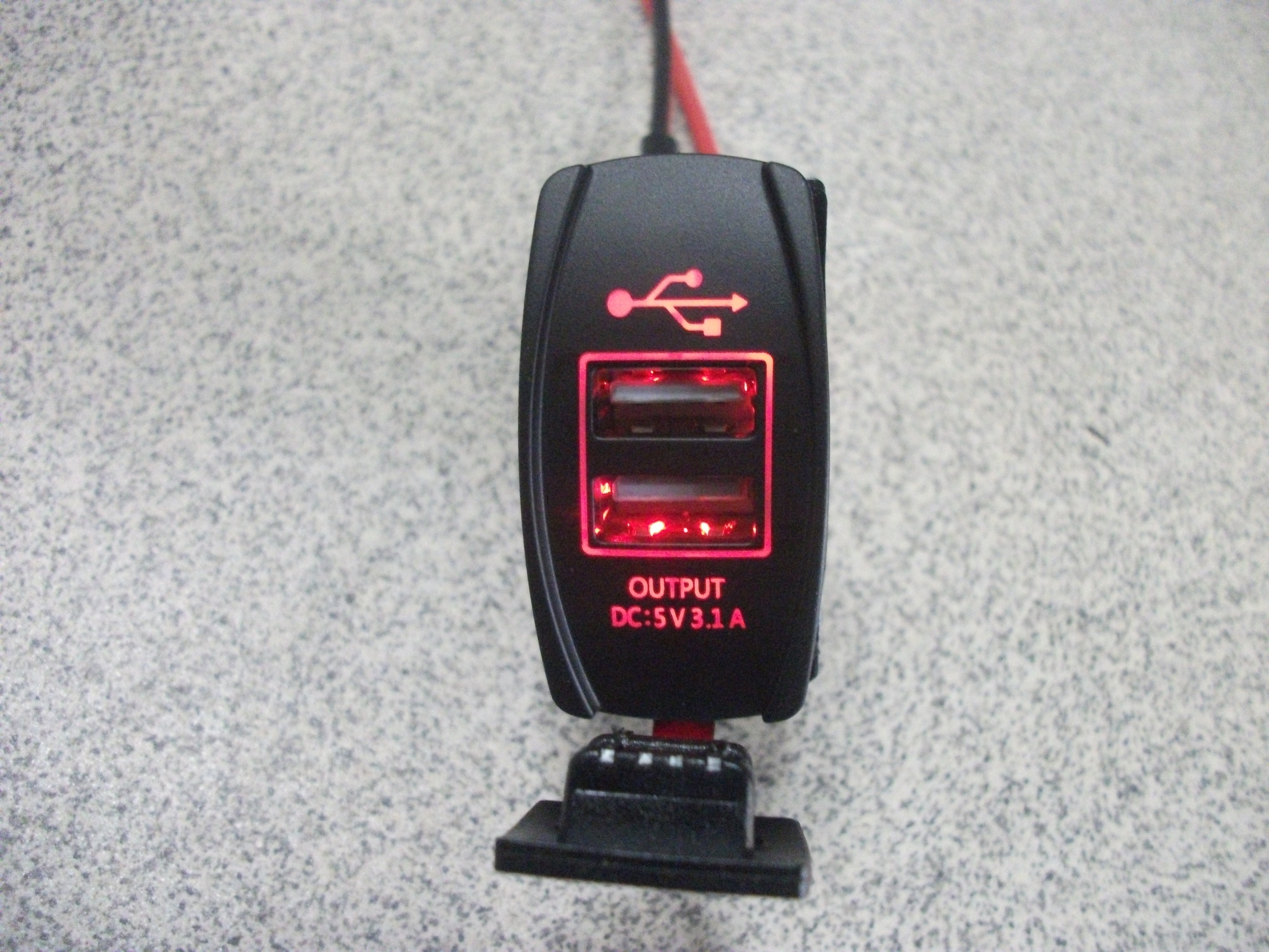 USB разъем 12/24В 5v 3.1A  вместо кнопки красное свечение
