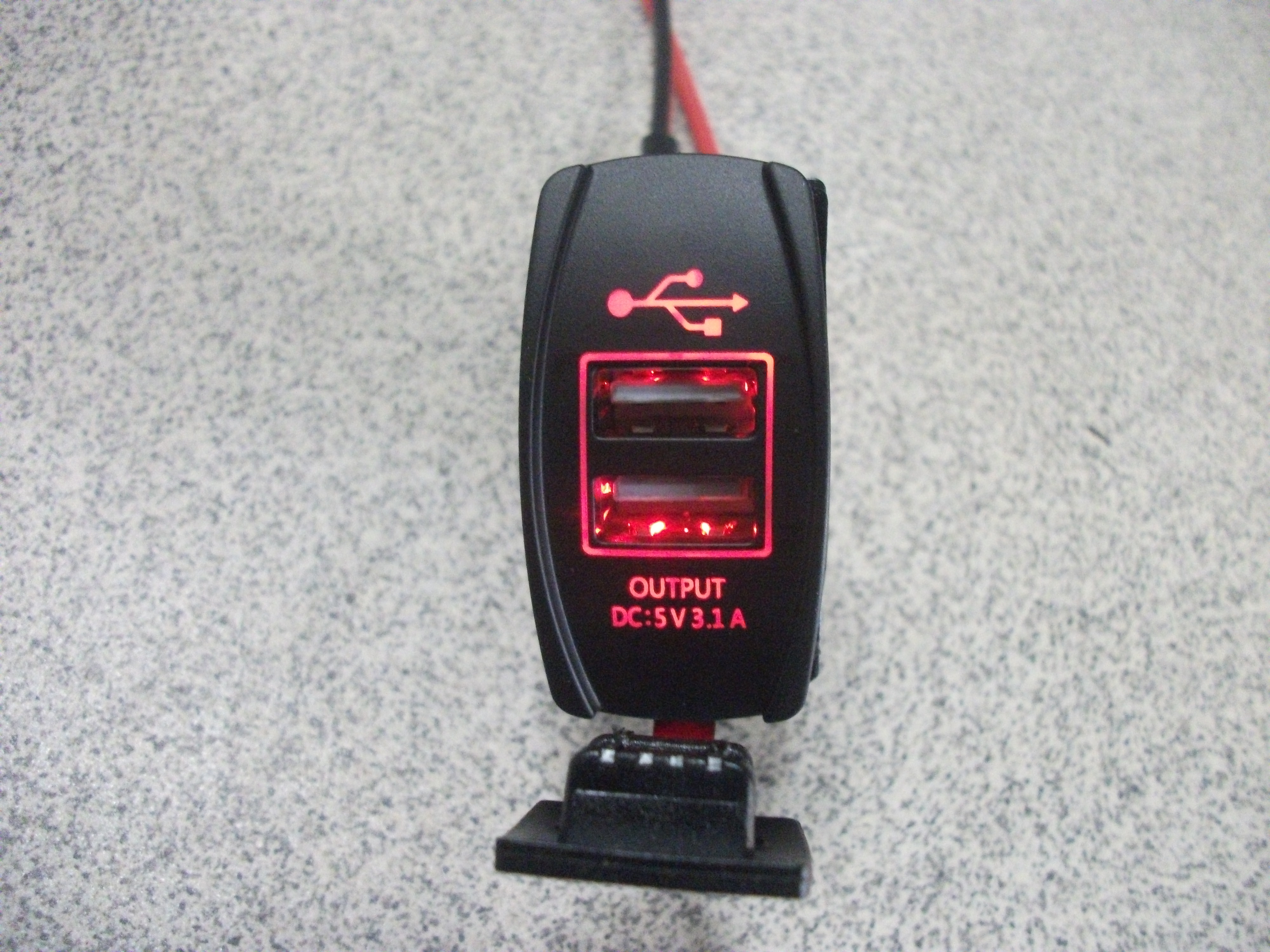 USB разъем 12/24В 5v 3.1A  вместо кнопки красное свечение