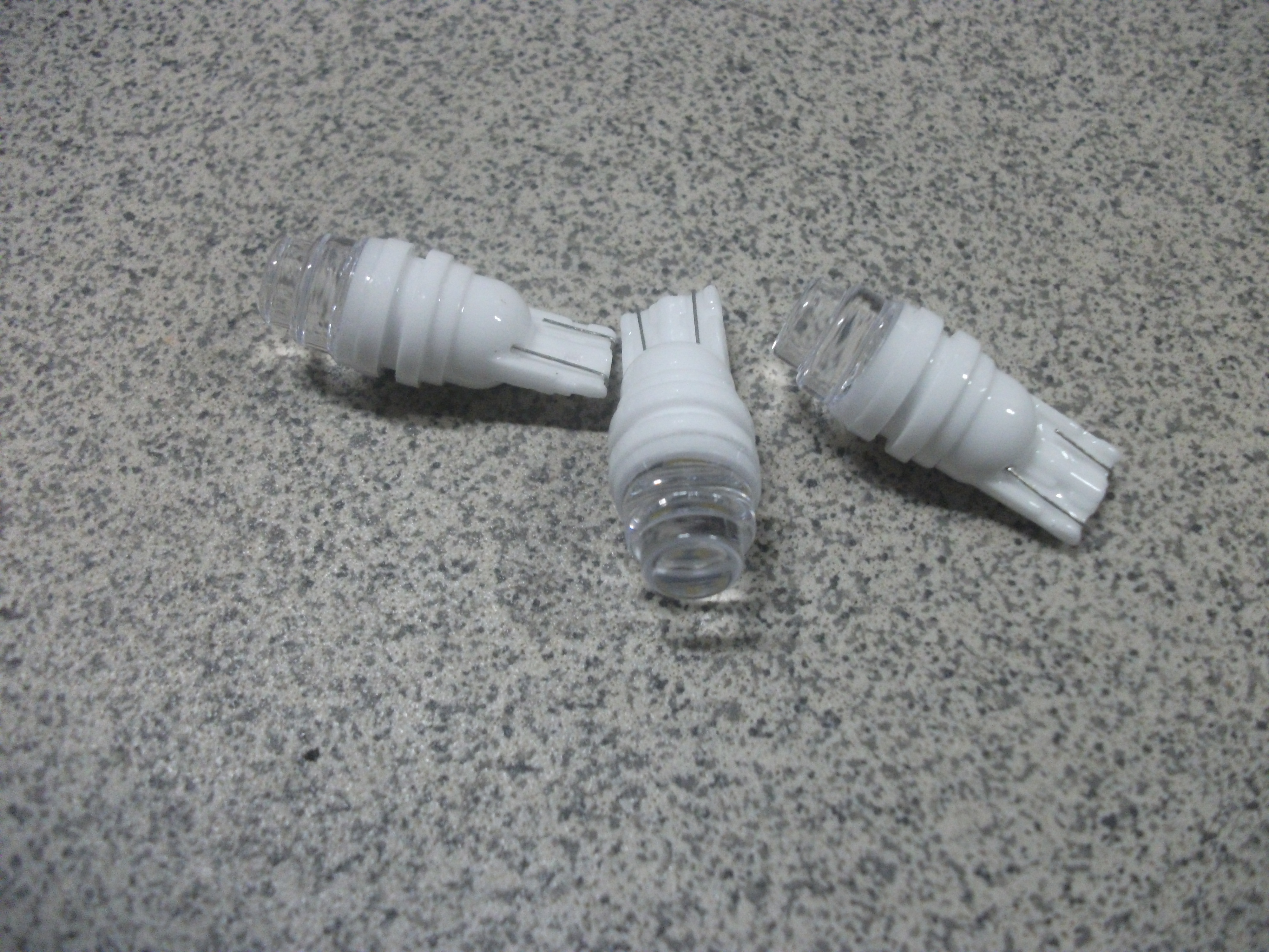 T10-БЦ Светодиод  3 SMD   +   линза  керамика     24V