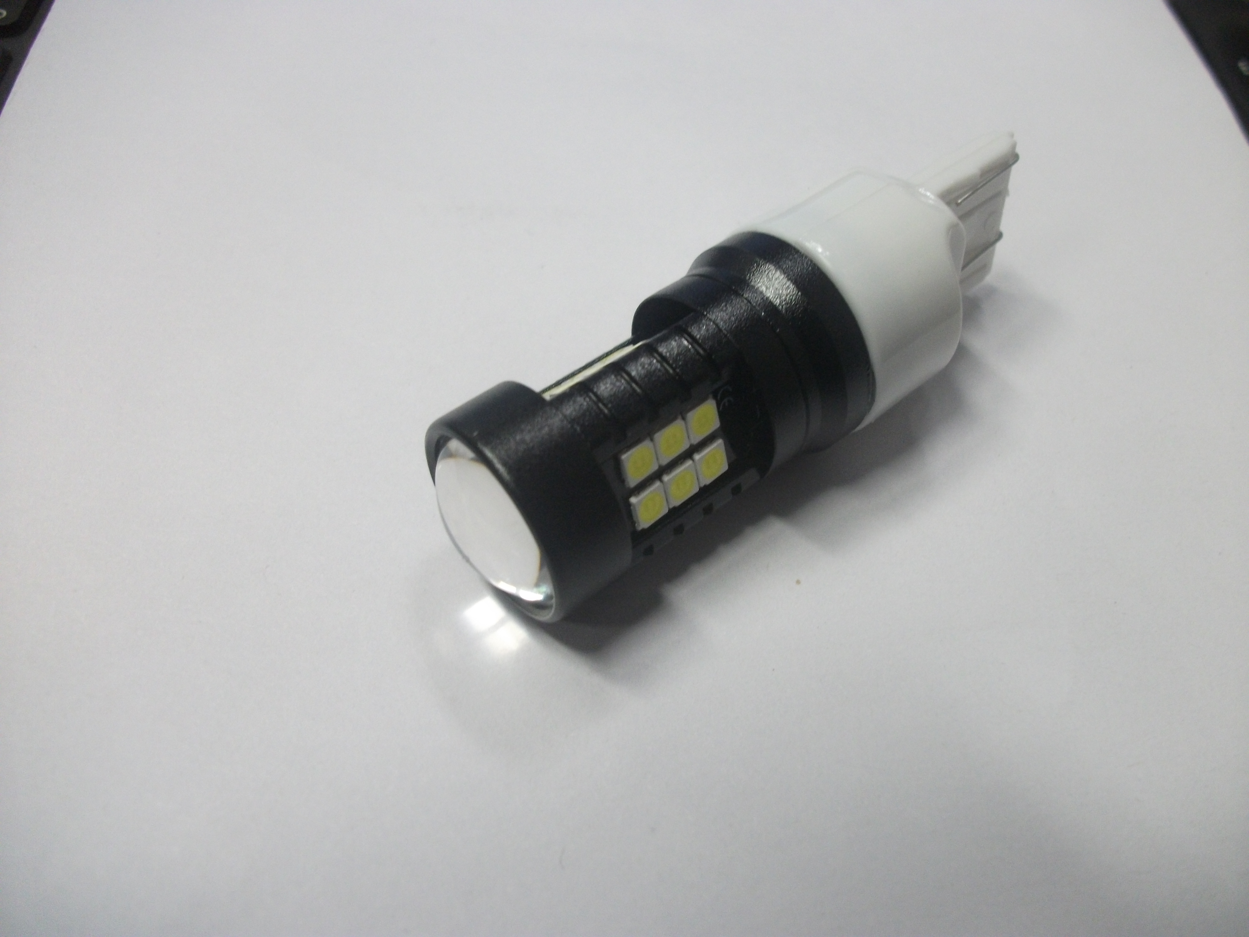 T 20 Светодиод  2-х контактный 18 SMD + 3 SMD   ЛИНЗА   БЕЗЦОКОЛЬНАЯ