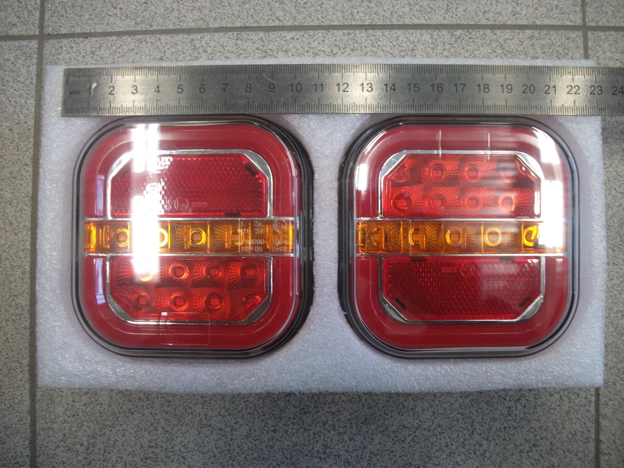 Фонарь задний  LED  универсальный  11 см 10-32V   SST-108207PSDRXNP