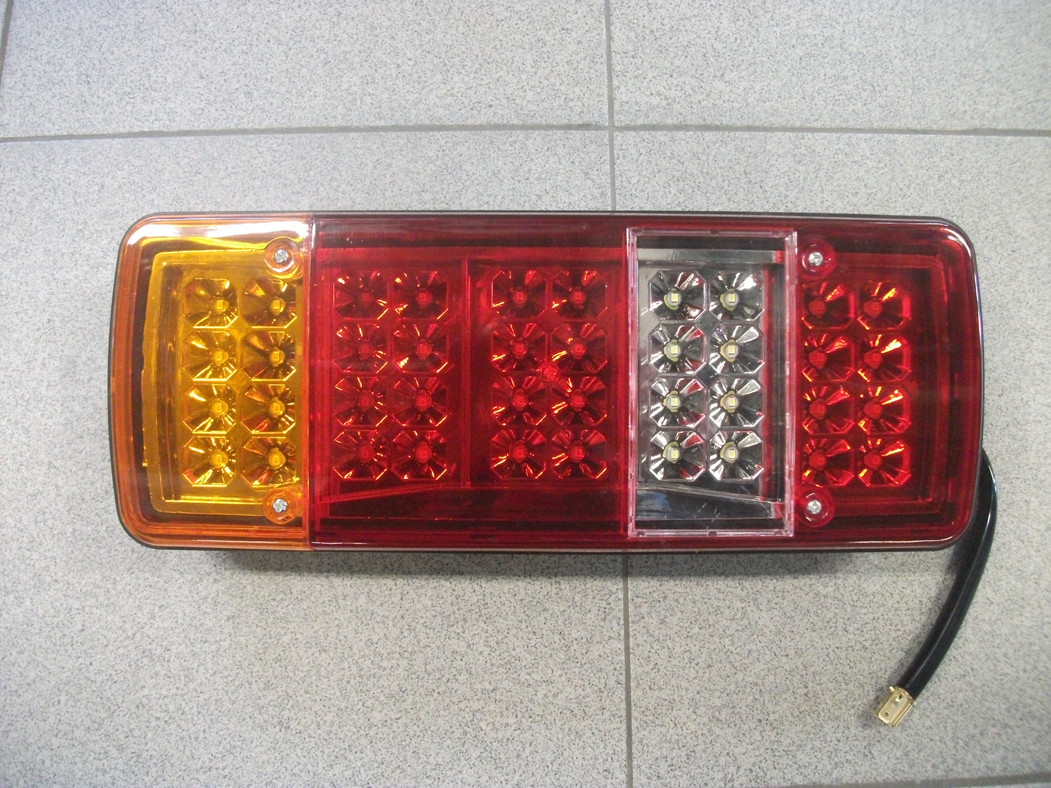 Фонарь задний  LED с кабелем универсальный    левый