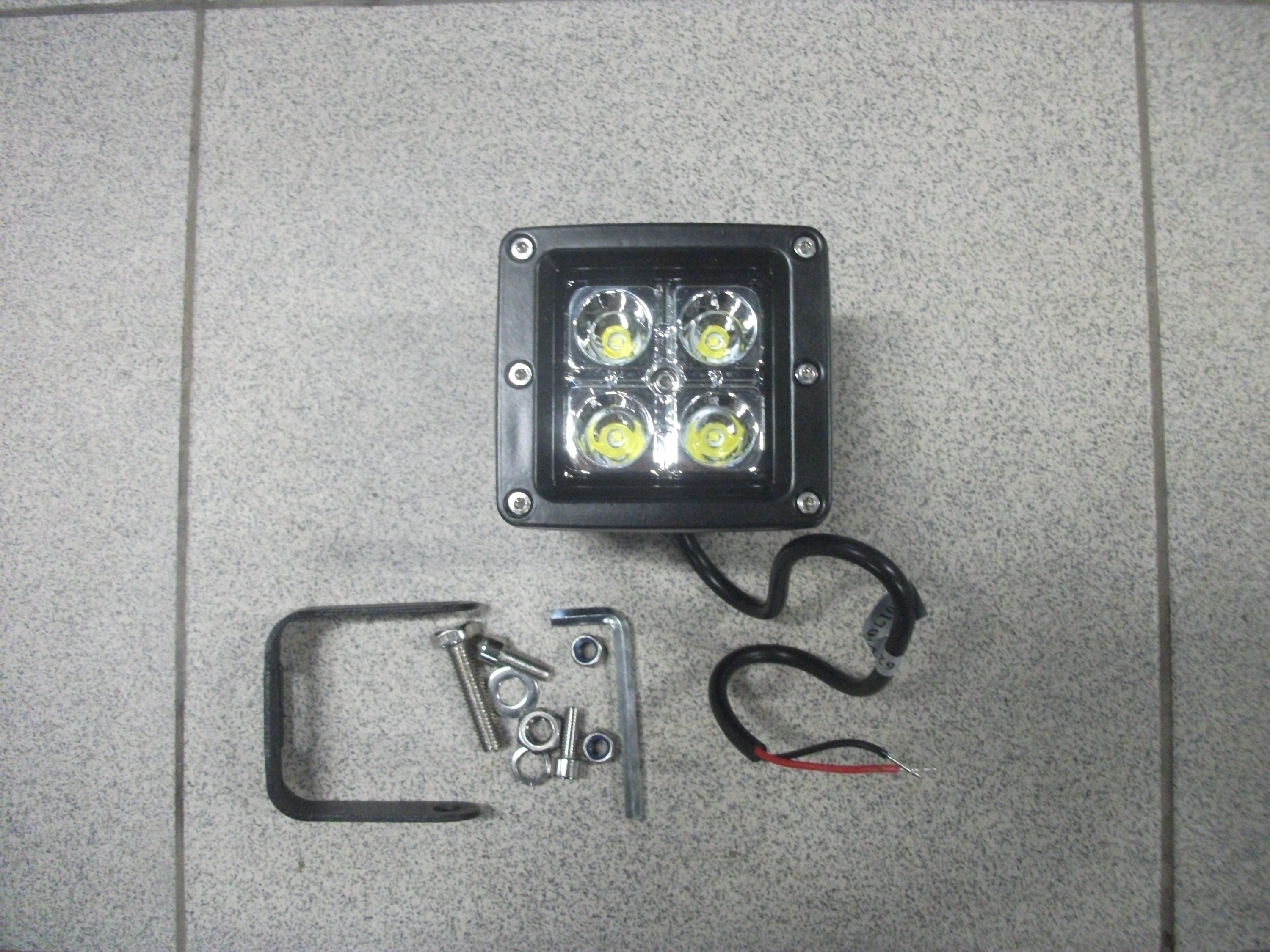 Универсальные дневные  ходовые огни  квадрат   4 smd 12 Вт, 10-30 В, 90х80х120мм
