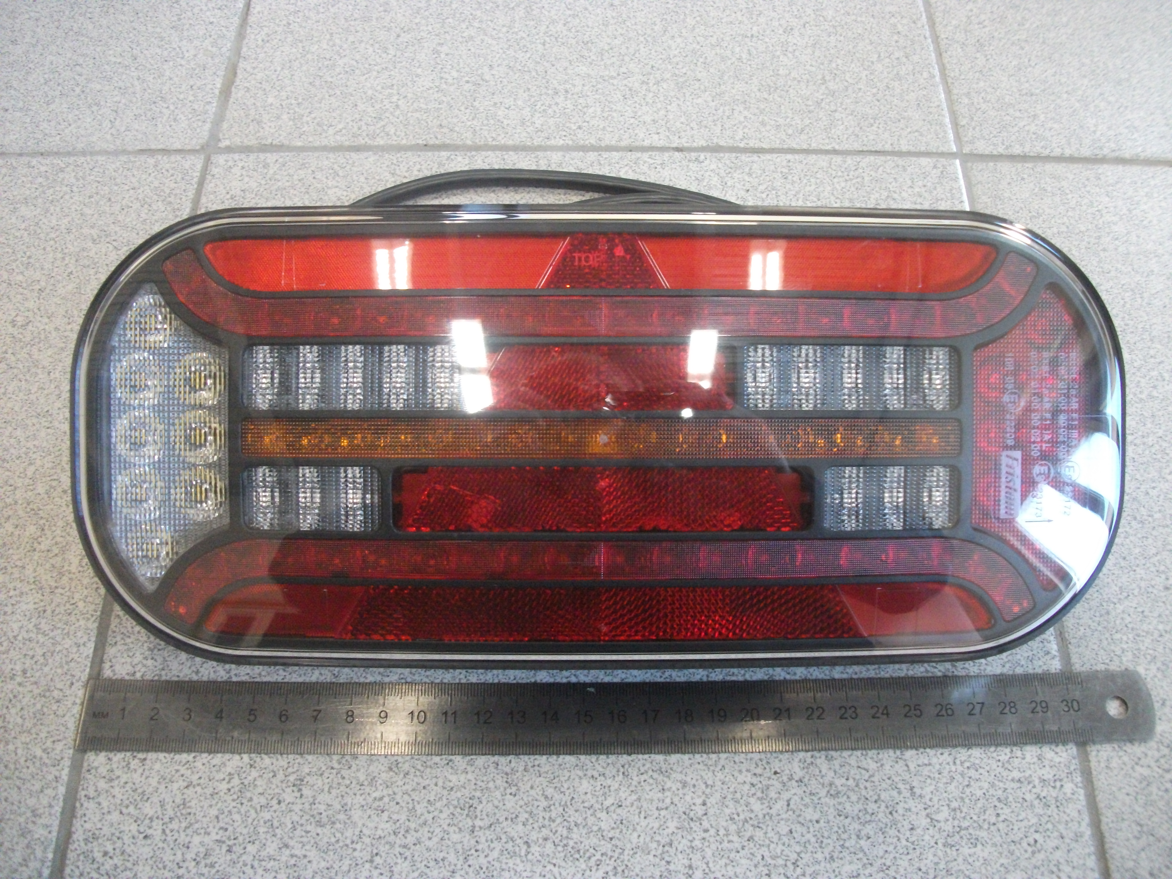 Фонарь задний  LED универсальный 12V/24V с треугольником ЛЕВЫЙ без осв.ном.зн. FRISTOM   FT610LLEDDI
