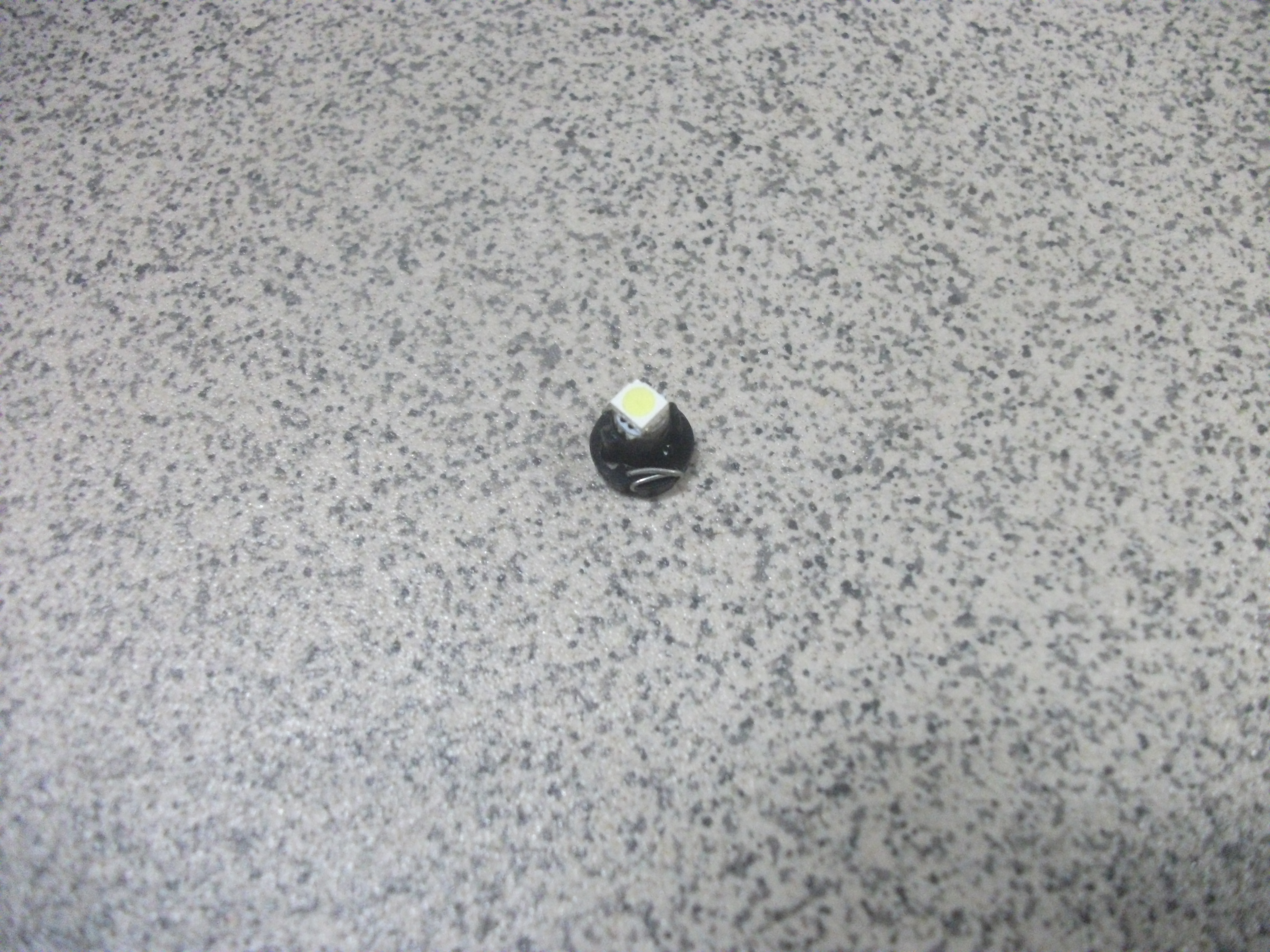 Патрон 1-но контактный лампы панели приборов  - 12V (1,2W)  + 1 SMD   Т-2  MFN   БЕЛЫЙ