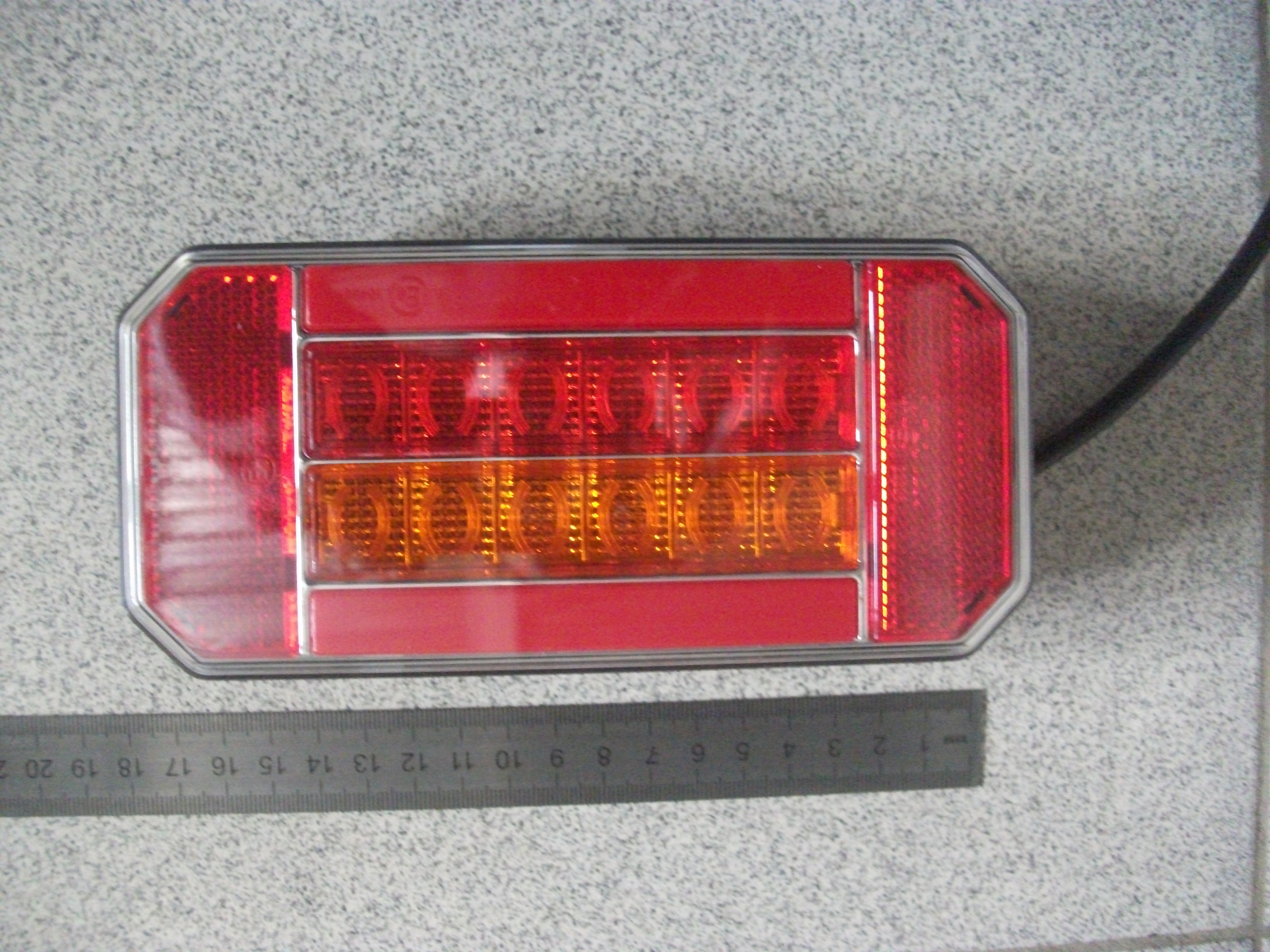 Фонарь задний  LED  универсальный  165x80 мм 10-32V  ПРАВЫЙ   SST-165101PSDRXNP-R