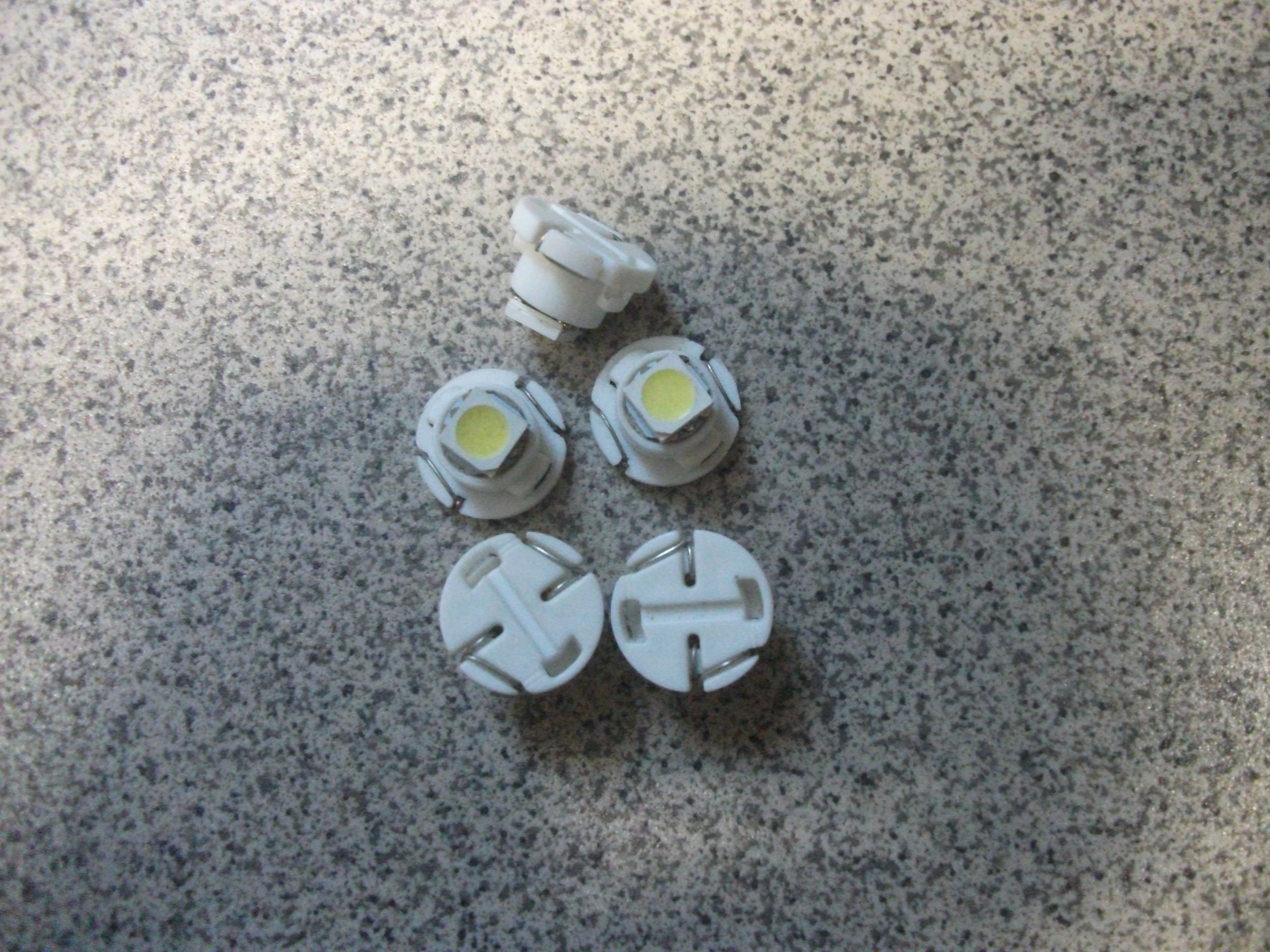 Патрон 1-но контактный лампы панели приборов  - 12V (1,2W)  + 1 LED   Т-4  MFN   БЕЛЫЙ  X0046