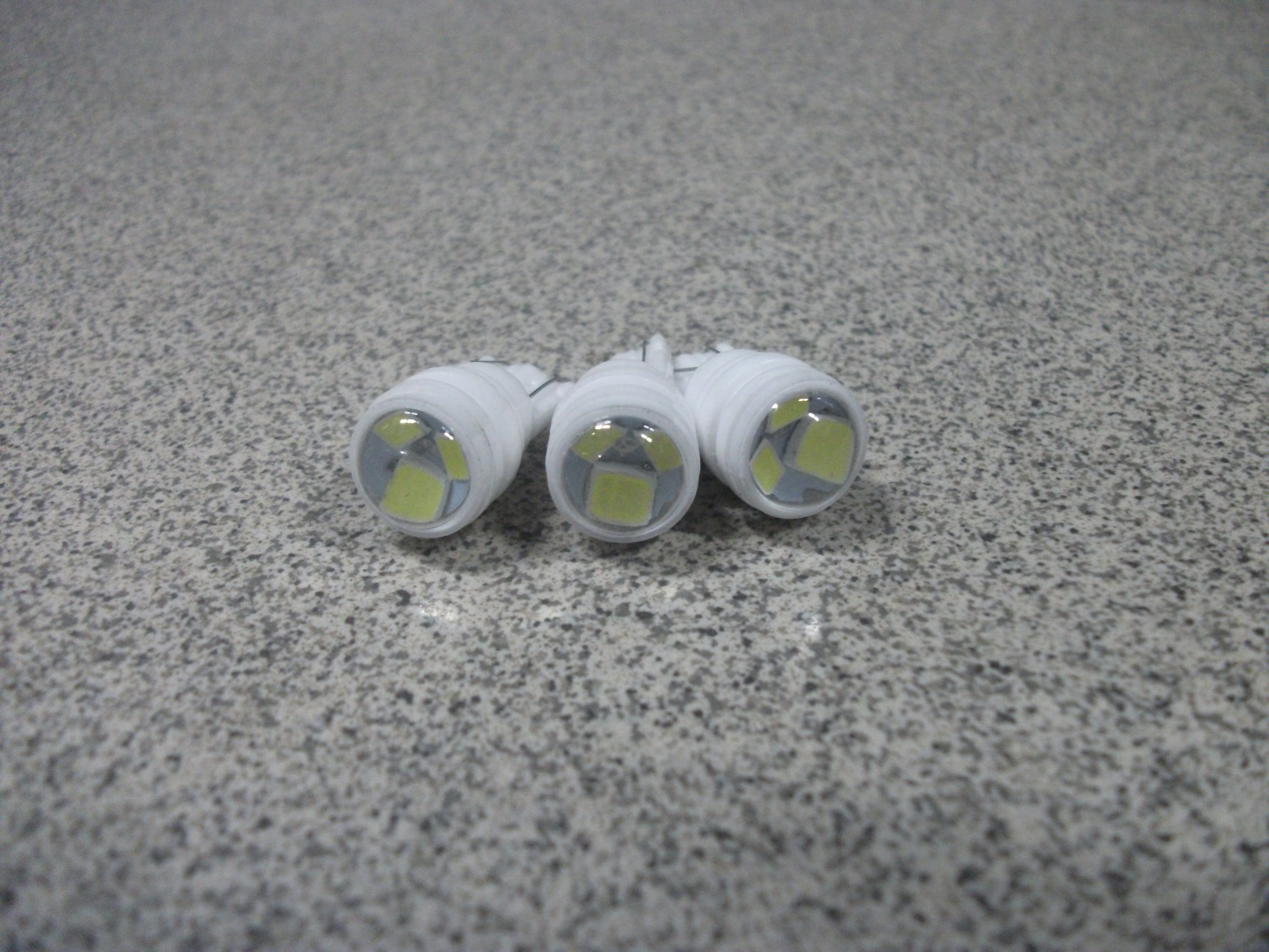 T10-БЦ Светодиод  3 SMD + линза    керамика