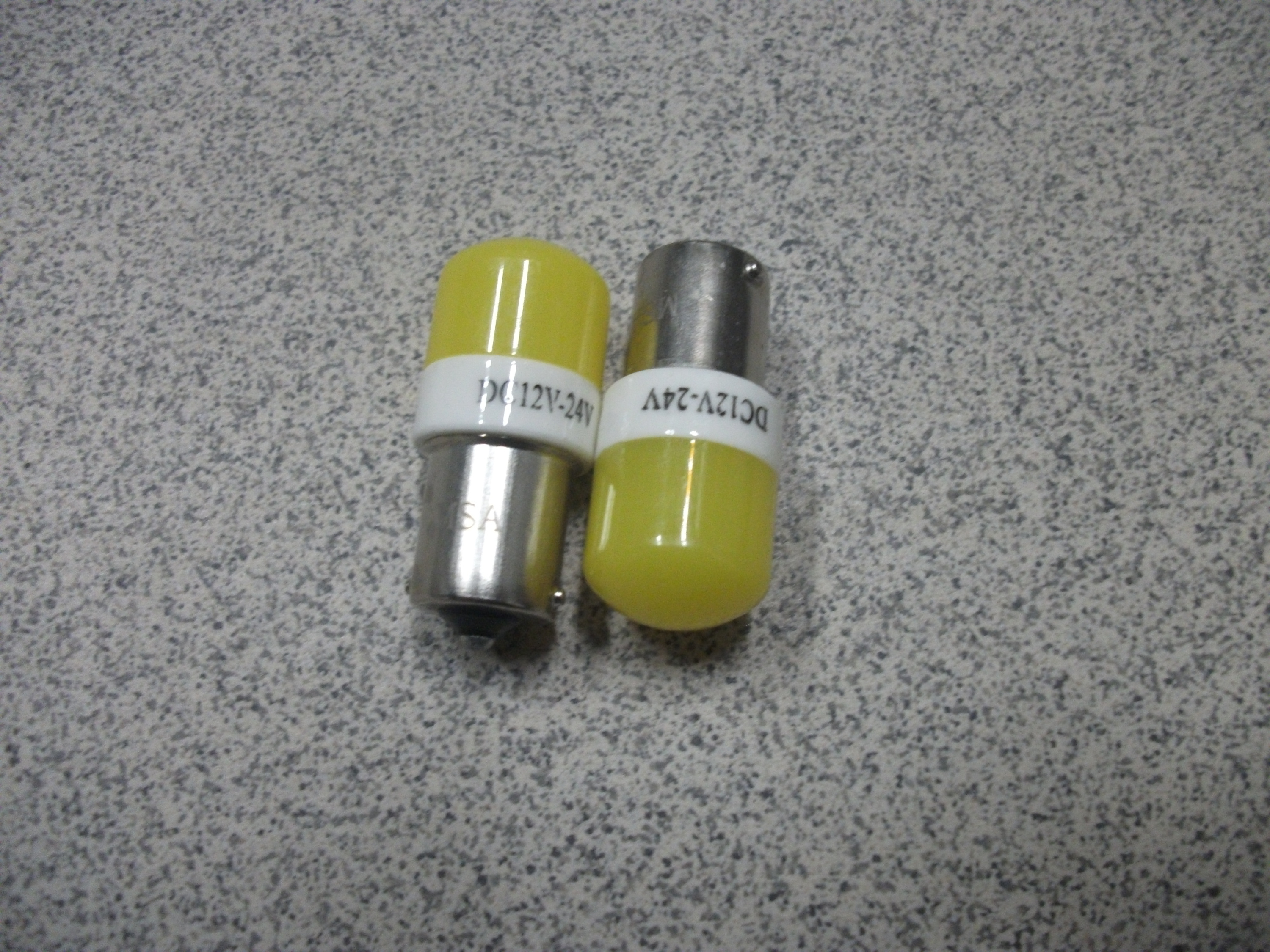S 25 Светодиод  1-но контактный  9 SMD  матовая   колба   12-24V   ЖЕЛТАЯ