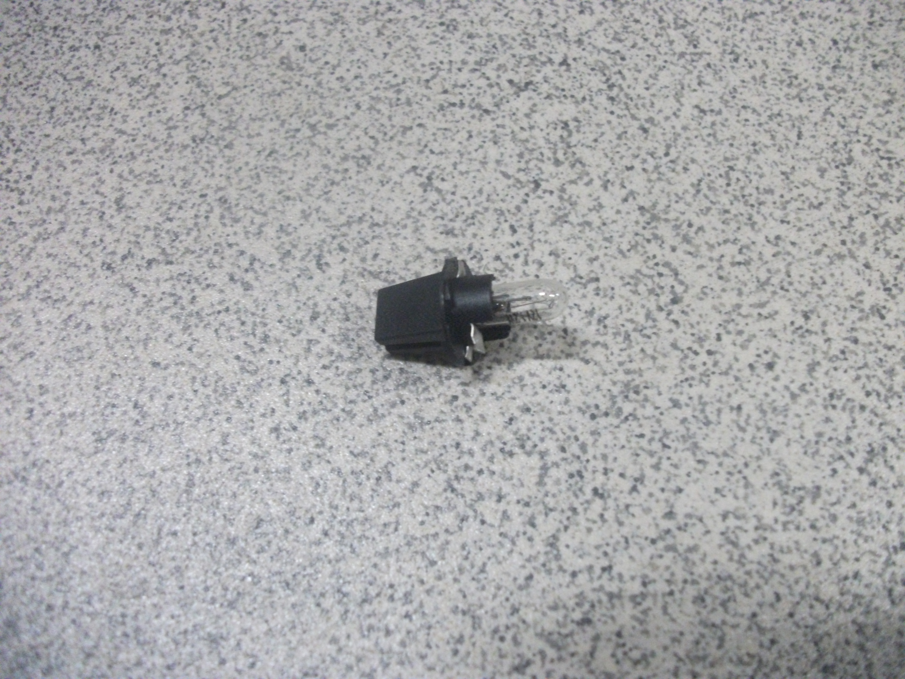 Патрон 1-но контактный лампы панели приборов  - 12V (1,2W)  + лампочка   2108-2110  ЕВРО