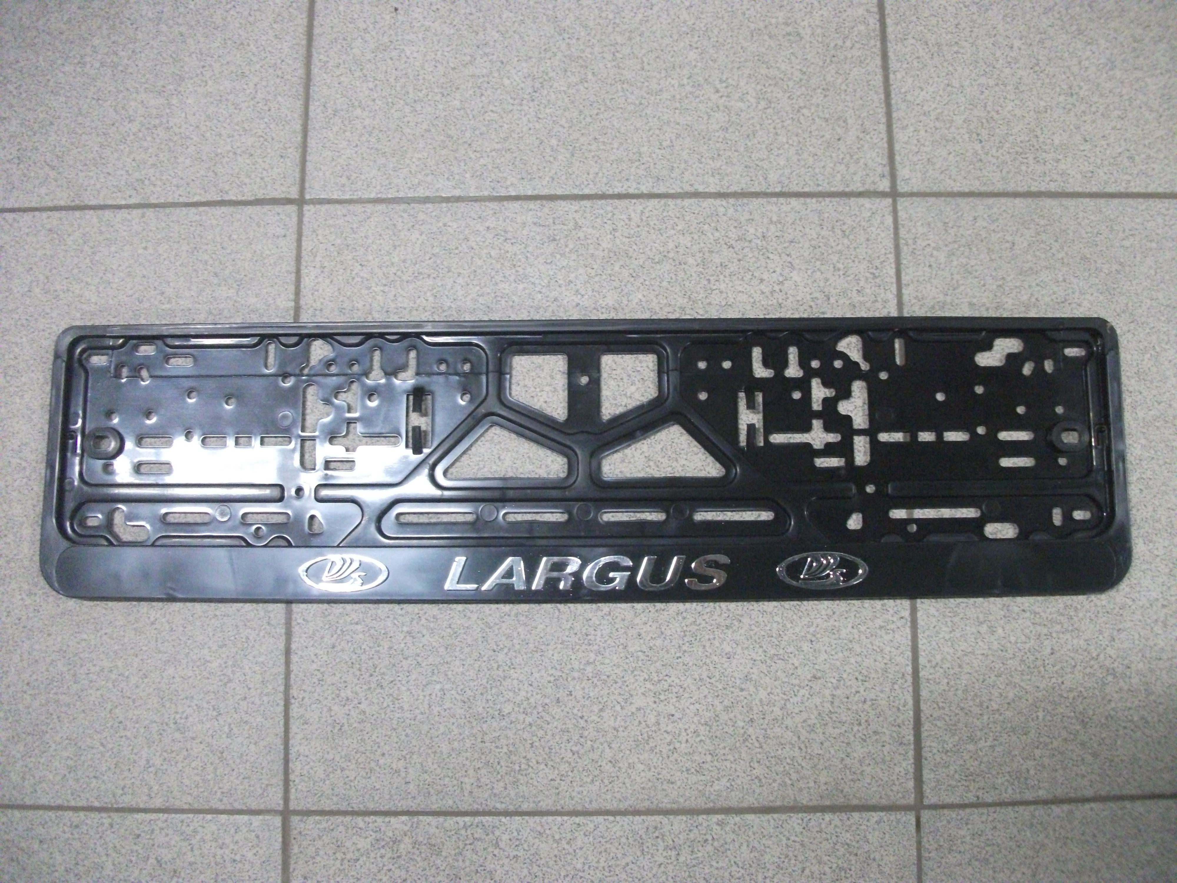 Рамка номерного знака с надписью "LARGUS", серебро