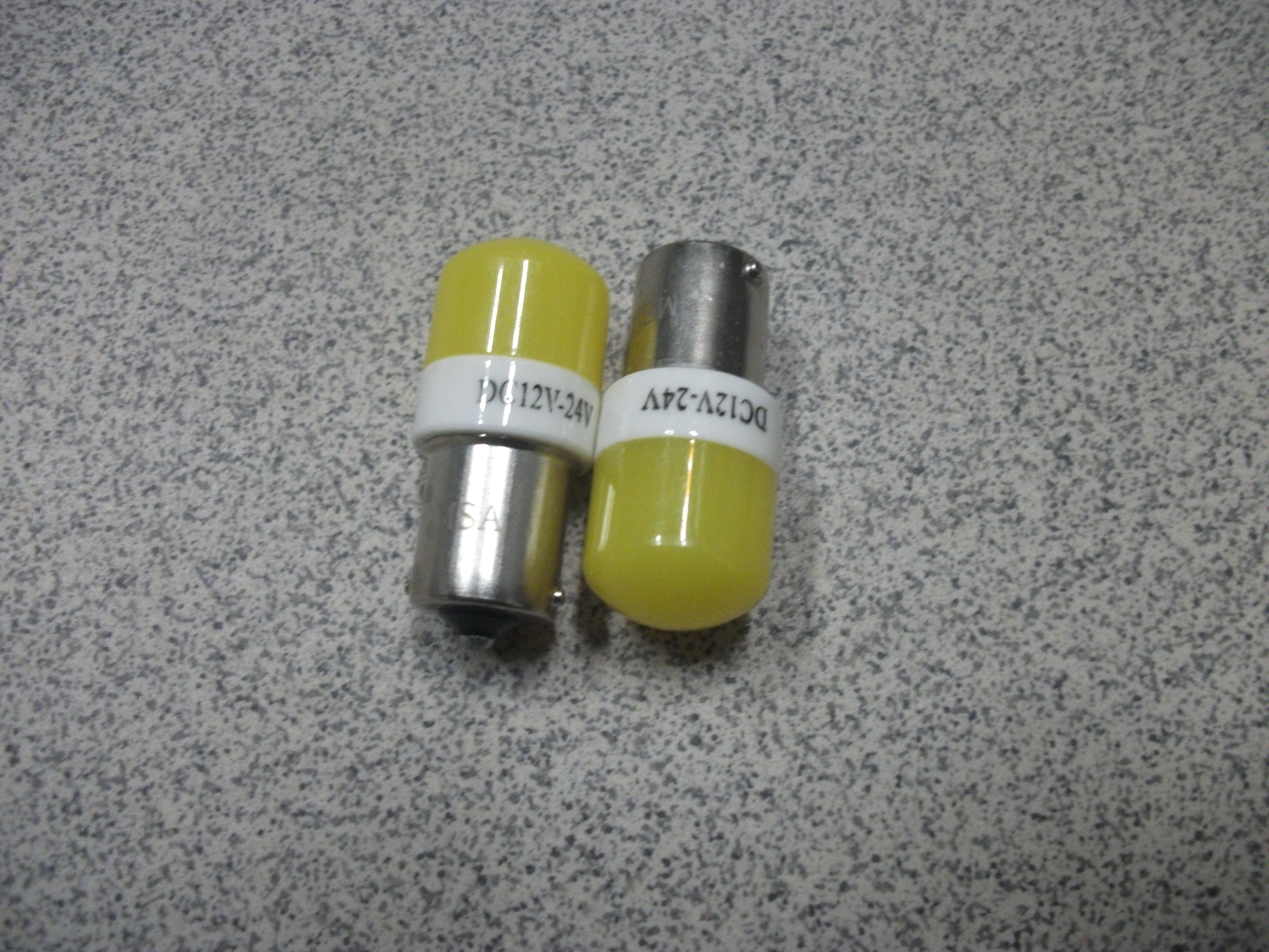 S 25 Светодиод  1-но контактный  9 SMD  матовая   колба   12-24V   ЖЕЛТАЯ