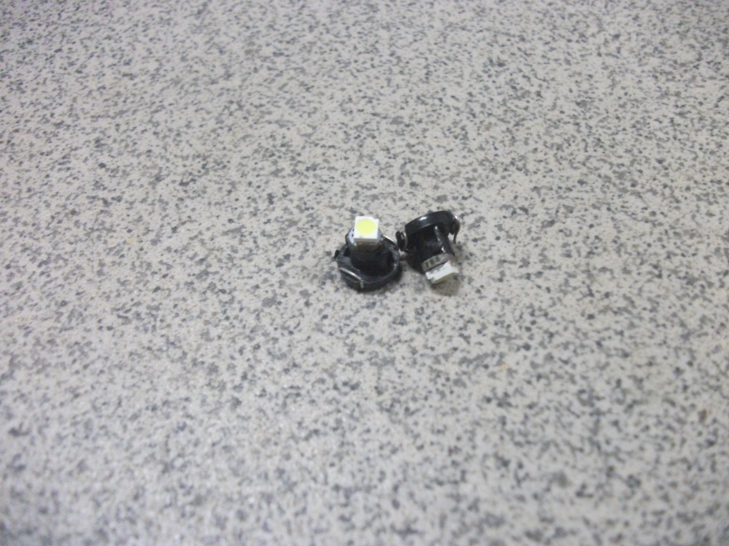 Патрон 1-но контактный лампы панели приборов  - 12V (1,2W)  + 1 SMD   Т-5  MFN   БЕЛЫЙ